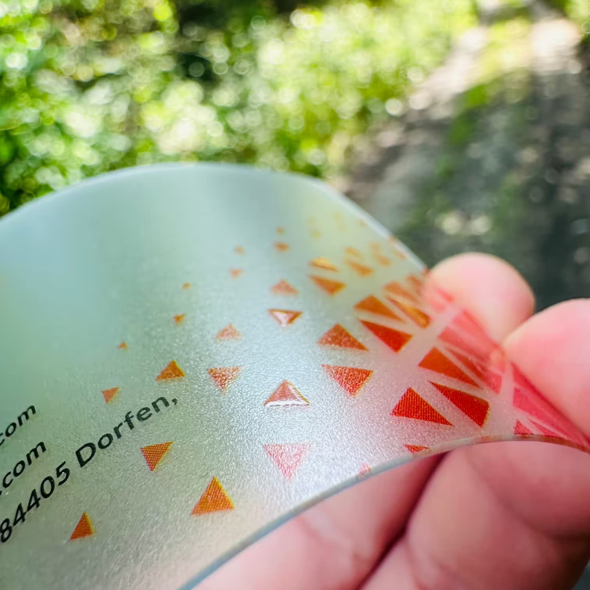 Quadratisches Motiv oben rechts einer transparenten Visitenkarte